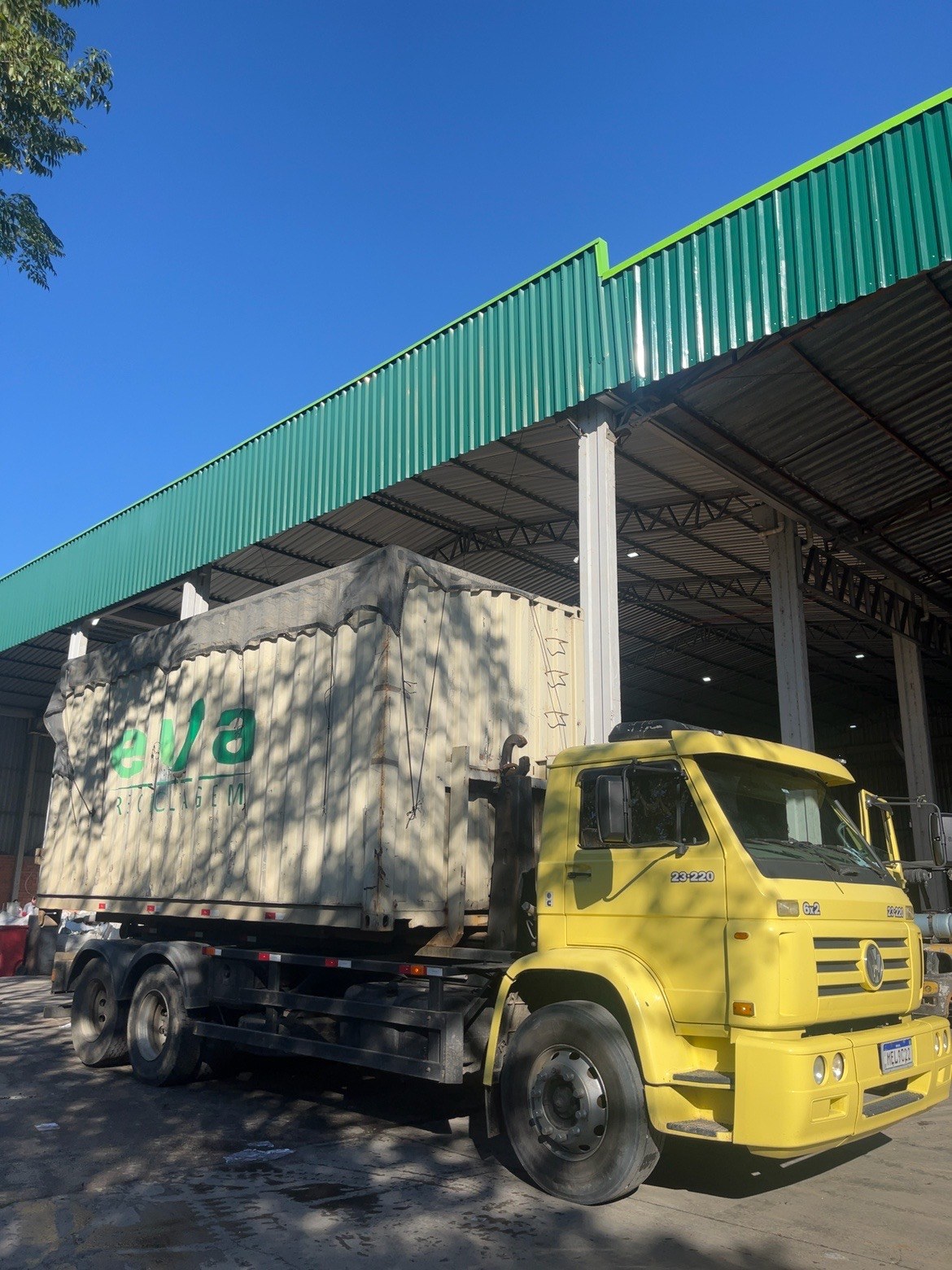 Caminhão da EVA Reciclagem