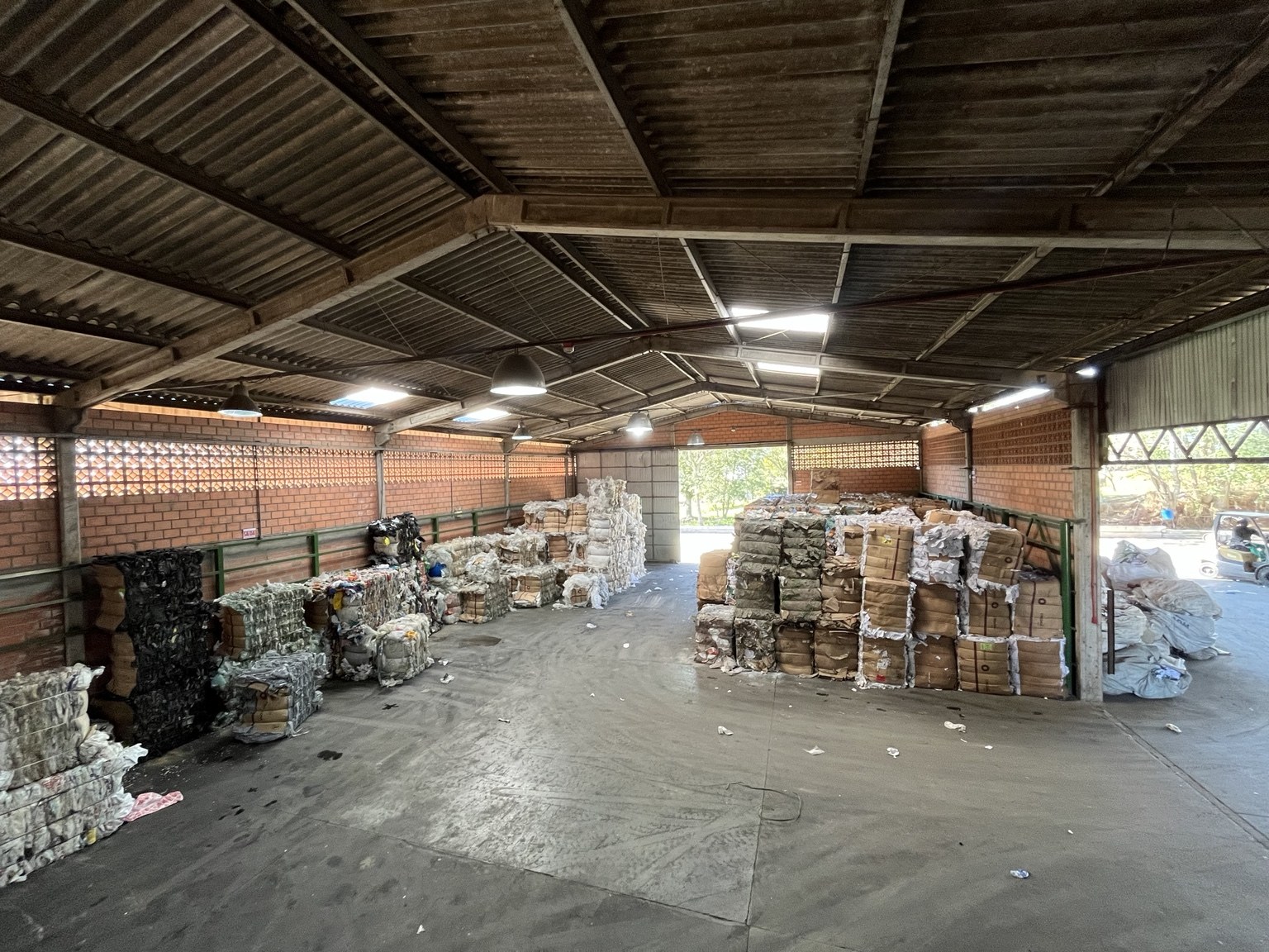 Área interna da EVA Reciclagem com materiais organizados